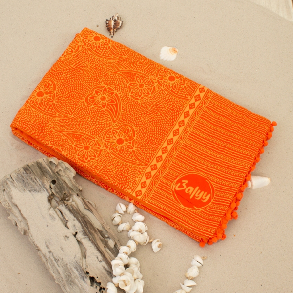 Batik Strandlaken met Pompons Walking in the Sun